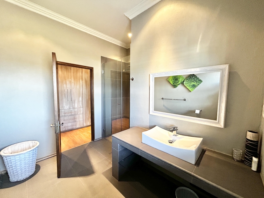 5 Bedroom Property for Sale in Blue Valley Golf Estate Gauteng