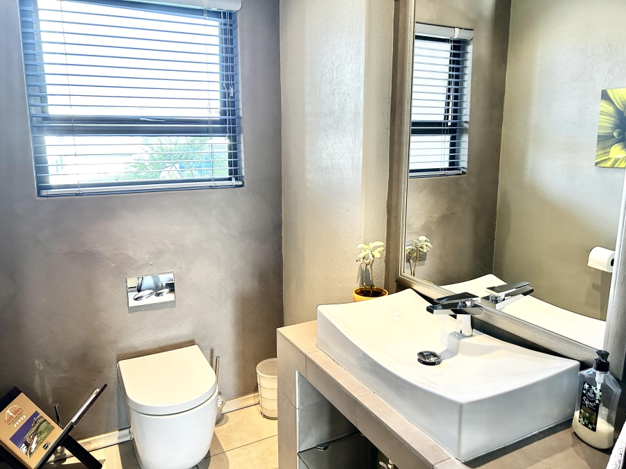 5 Bedroom Property for Sale in Blue Valley Golf Estate Gauteng