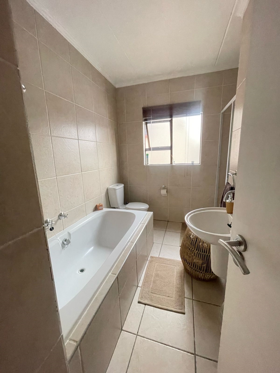 To Let 2 Bedroom Property for Rent in Sunninghill Gauteng