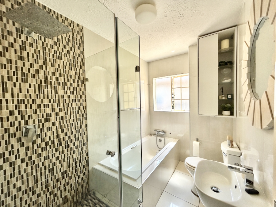 2 Bedroom Property for Sale in Kosmosdal Gauteng