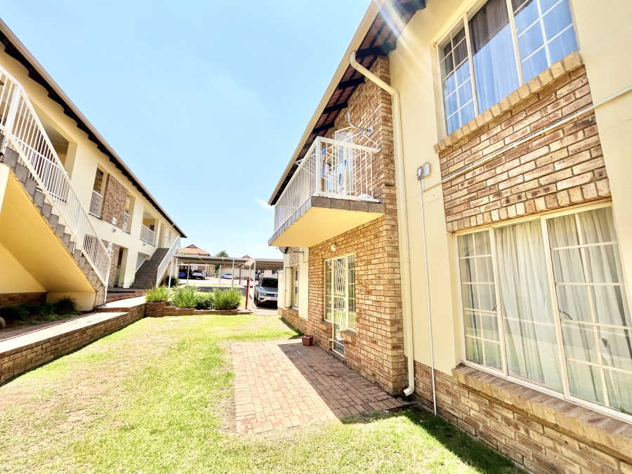 2 Bedroom Property for Sale in Kosmosdal Gauteng
