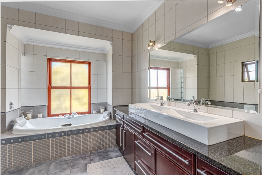5 Bedroom Property for Sale in Saddlebrook Estate Gauteng