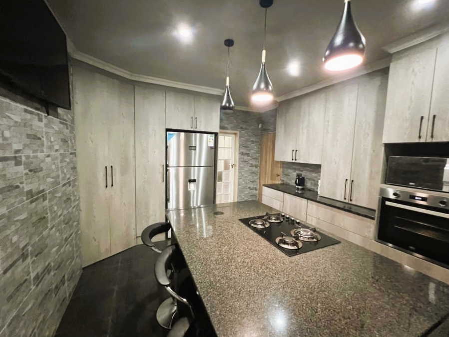 6 Bedroom Property for Sale in Boltonwold Gauteng