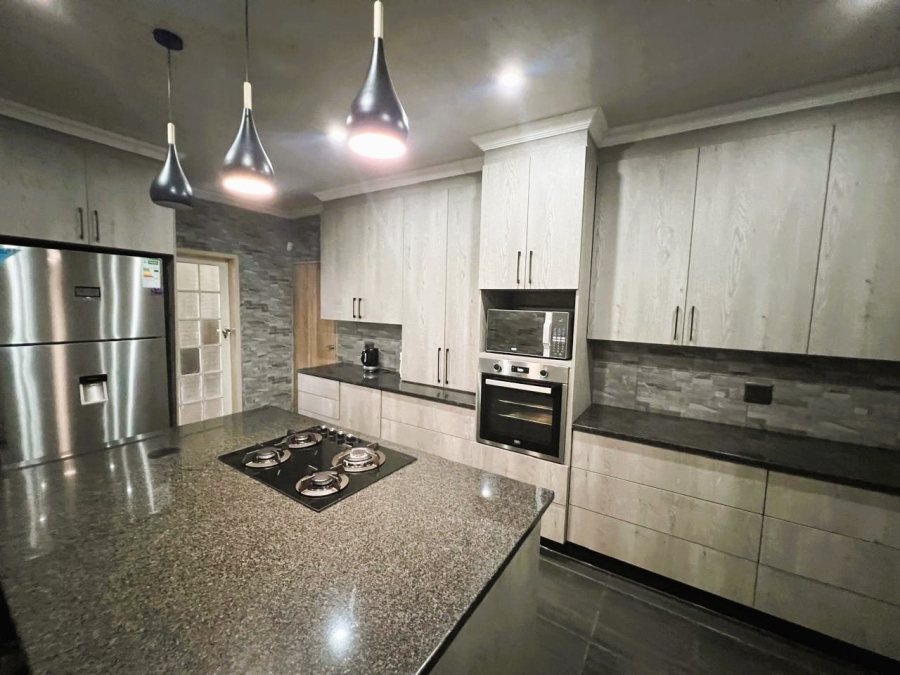 6 Bedroom Property for Sale in Boltonwold Gauteng