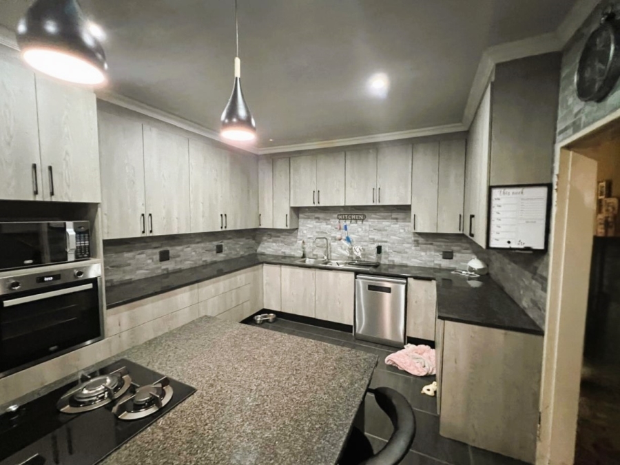 6 Bedroom Property for Sale in Boltonwold Gauteng