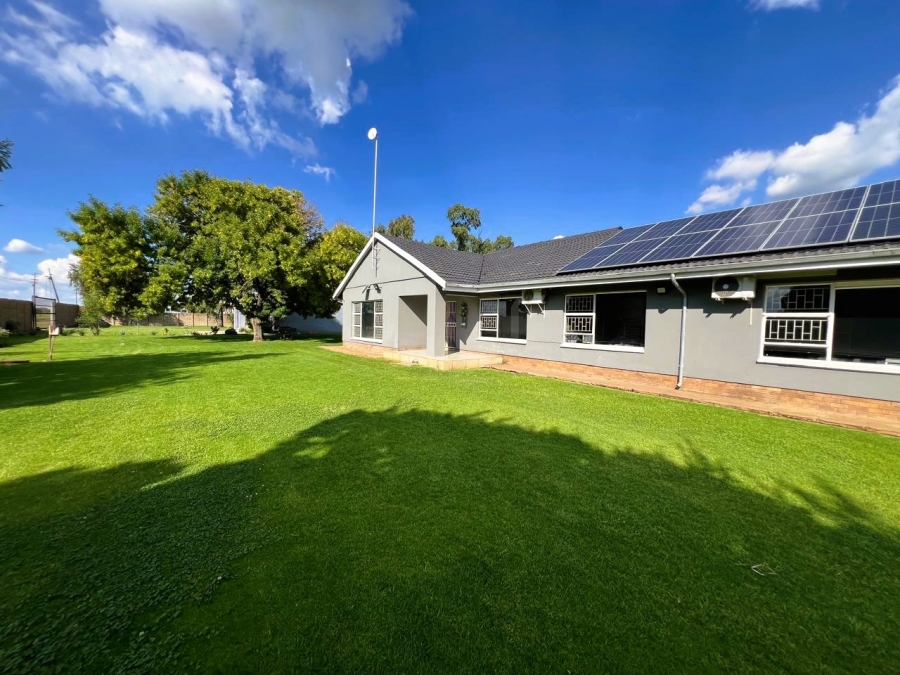 6 Bedroom Property for Sale in Boltonwold Gauteng