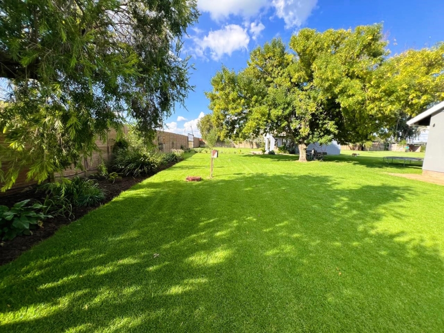 6 Bedroom Property for Sale in Boltonwold Gauteng