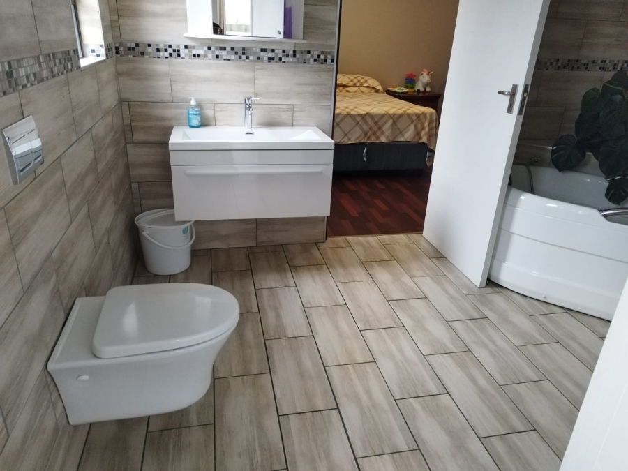 5 Bedroom Property for Sale in Kosmosdal Gauteng