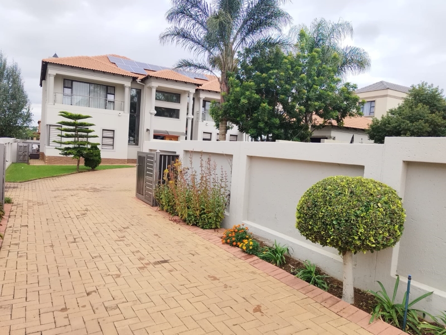 5 Bedroom Property for Sale in Kosmosdal Gauteng