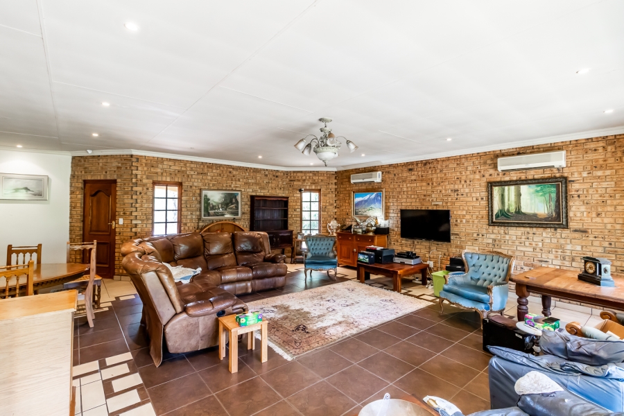 6 Bedroom Property for Sale in Kameeldrift East Gauteng