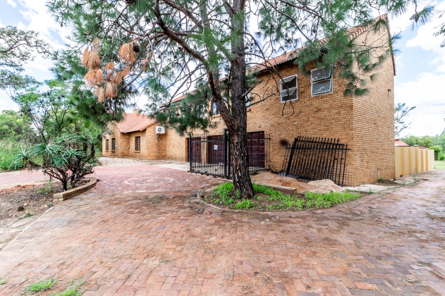 6 Bedroom Property for Sale in Kameeldrift East Gauteng