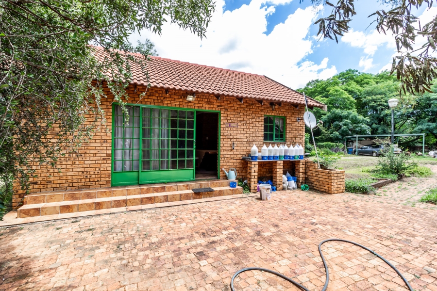 6 Bedroom Property for Sale in Kameeldrift East Gauteng