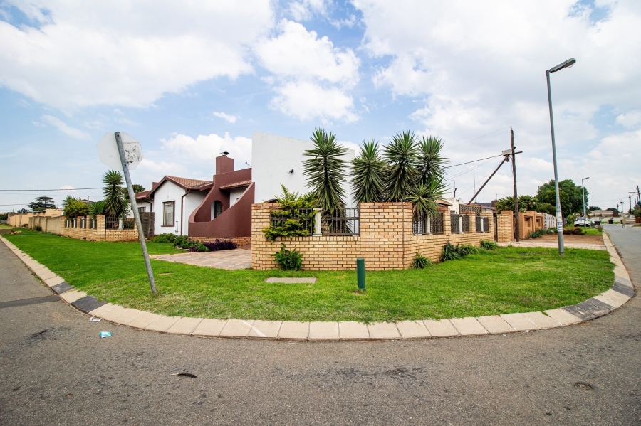 4 Bedroom Property for Sale in Moroka Gauteng