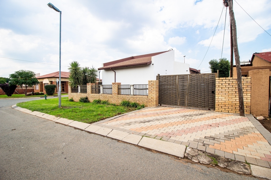 4 Bedroom Property for Sale in Moroka Gauteng