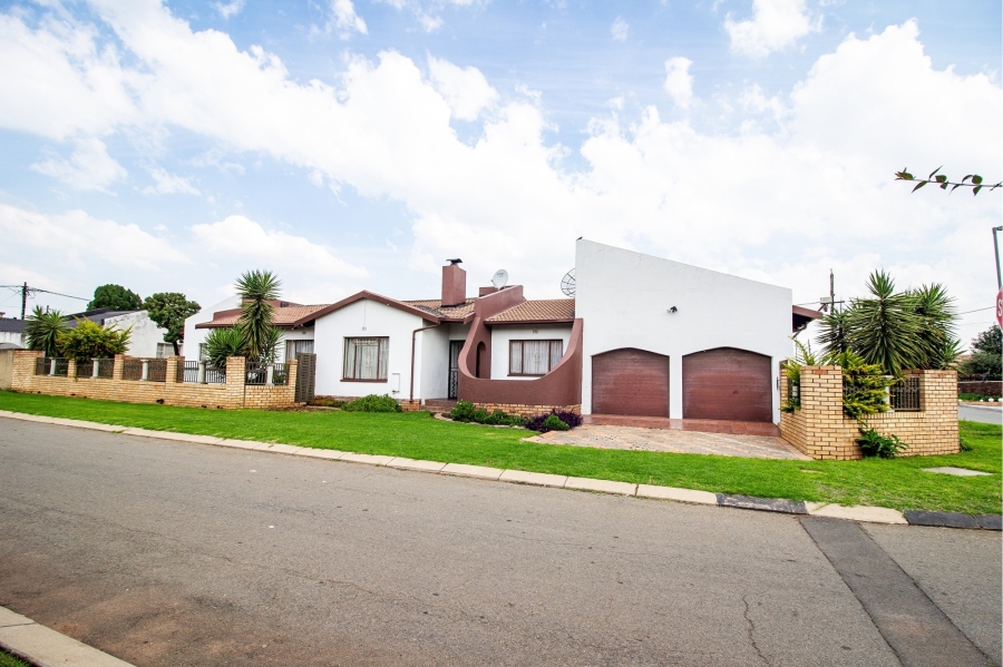 4 Bedroom Property for Sale in Moroka Gauteng