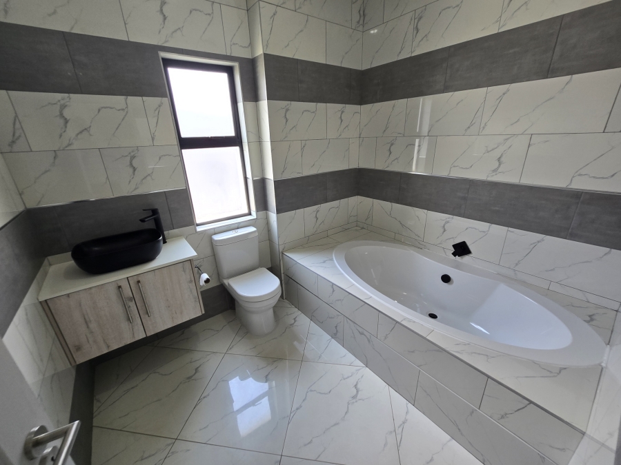 5 Bedroom Property for Sale in Six Fountains Residential Estate Gauteng