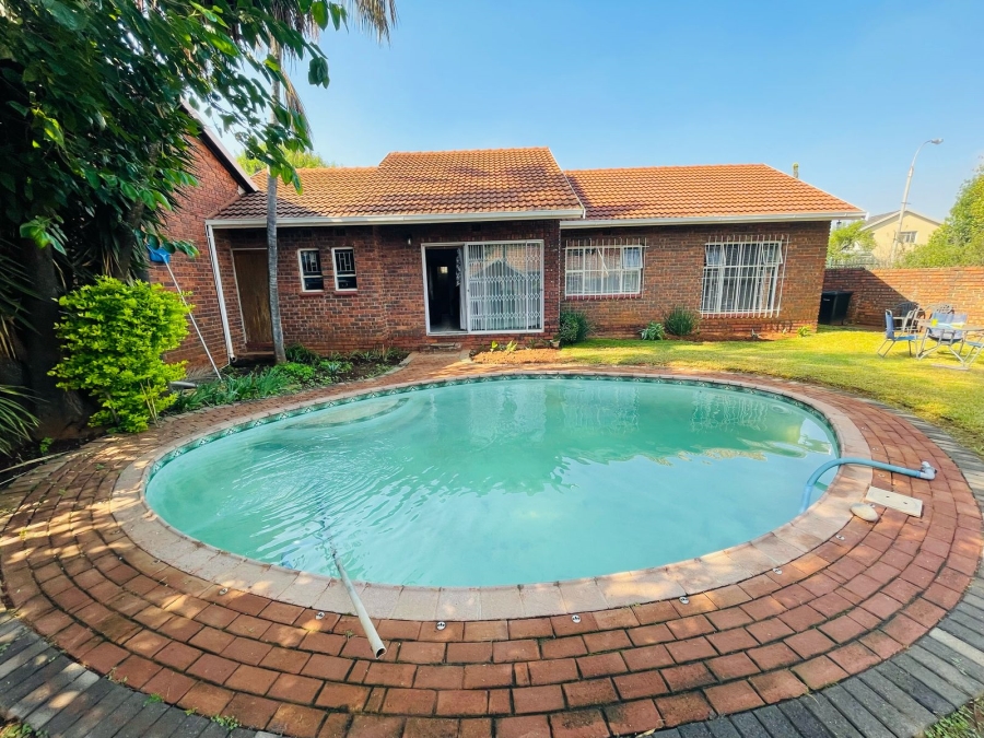 To Let 2 Bedroom Property for Rent in Birchleigh North Gauteng