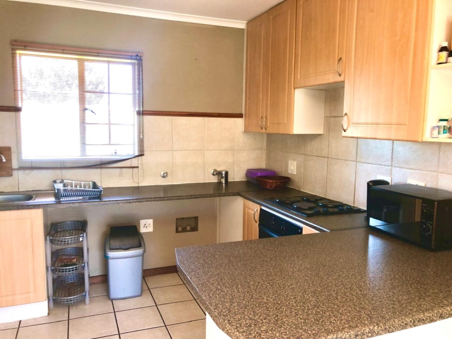 2 Bedroom Property for Sale in Die Hoewes Gauteng