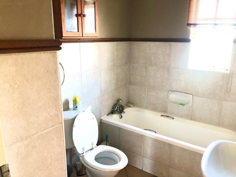 2 Bedroom Property for Sale in Die Hoewes Gauteng