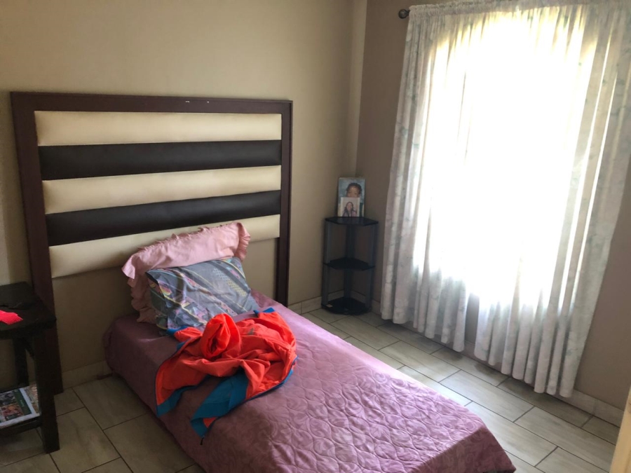 2 Bedroom Property for Sale in Die Hoewes Gauteng