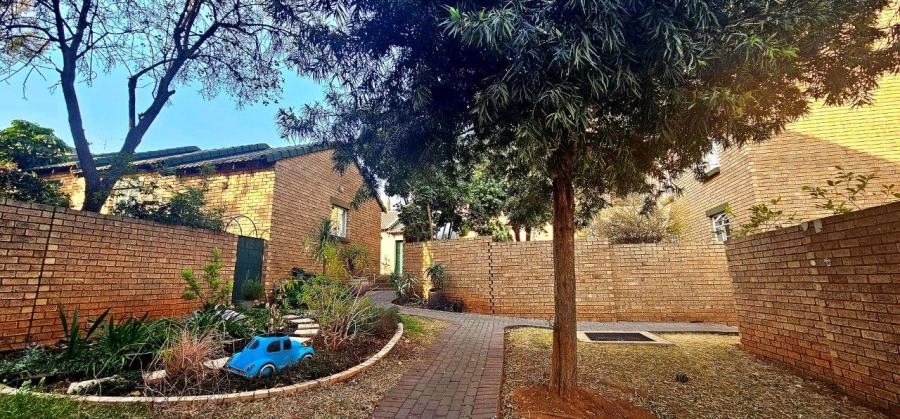 2 Bedroom Property for Sale in Die Hoewes Gauteng