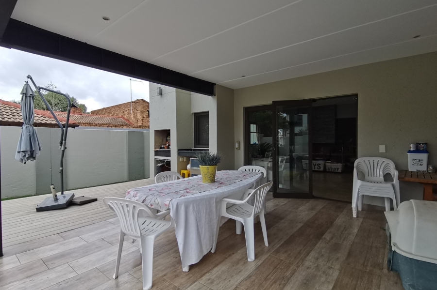 3 Bedroom Property for Sale in Greenstone Hill Gauteng