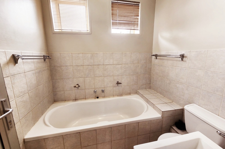 3 Bedroom Property for Sale in Die Hoewes Gauteng