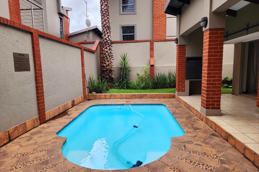 3 Bedroom Property for Sale in Die Hoewes Gauteng