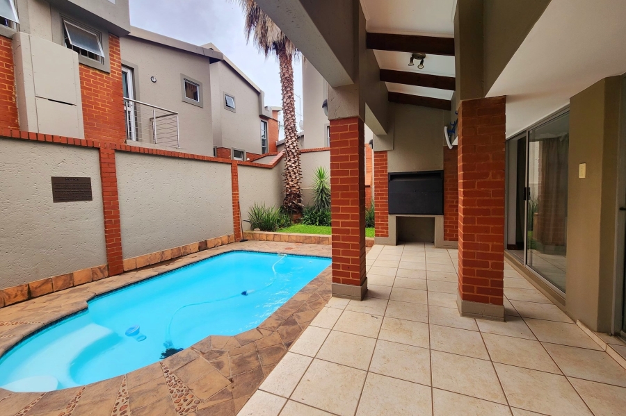 3 Bedroom Property for Sale in Die Hoewes Gauteng