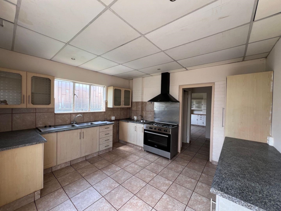 6 Bedroom Property for Sale in Discovery Gauteng