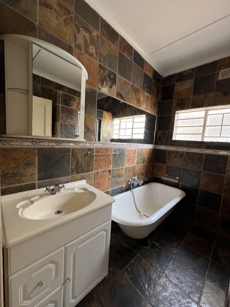 6 Bedroom Property for Sale in Discovery Gauteng
