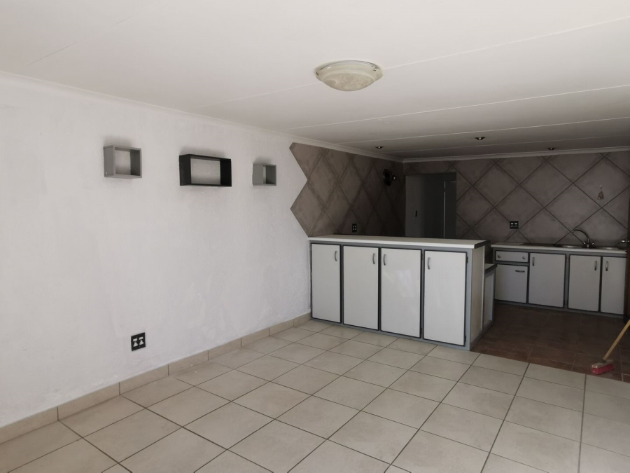 6 Bedroom Property for Sale in Discovery Gauteng