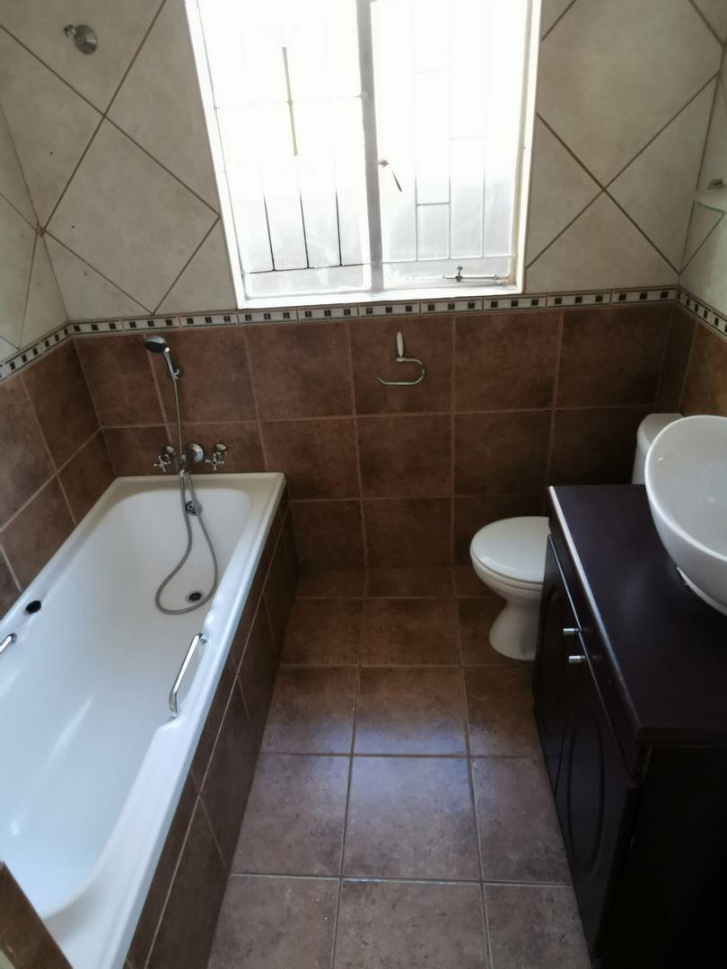 6 Bedroom Property for Sale in Discovery Gauteng