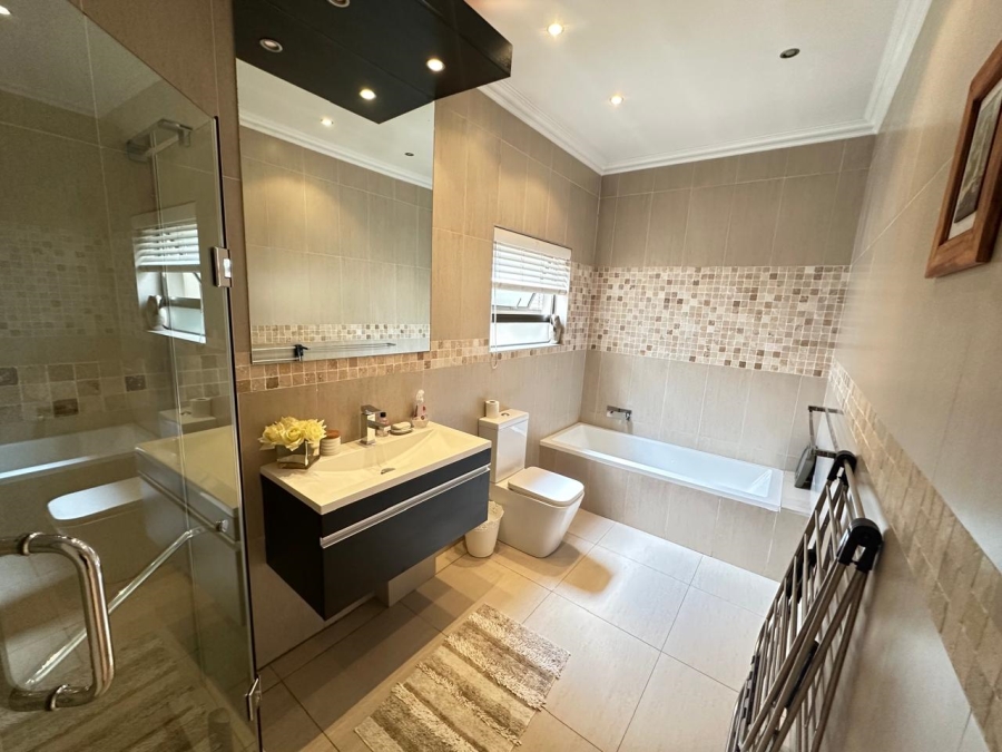 4 Bedroom Property for Sale in Greenstone Hill Gauteng