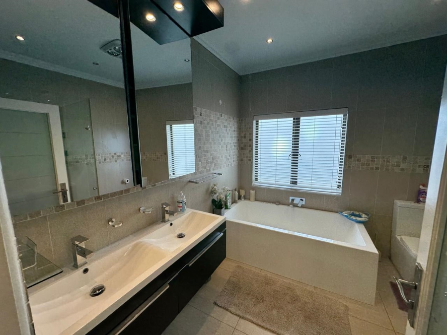 4 Bedroom Property for Sale in Greenstone Hill Gauteng