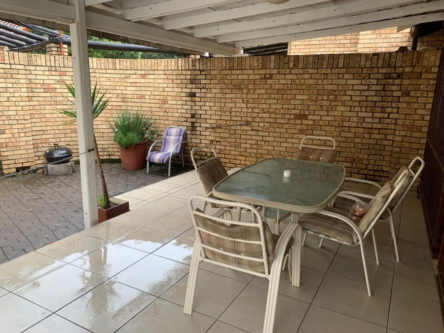 To Let 2 Bedroom Property for Rent in Sandhurst Gauteng