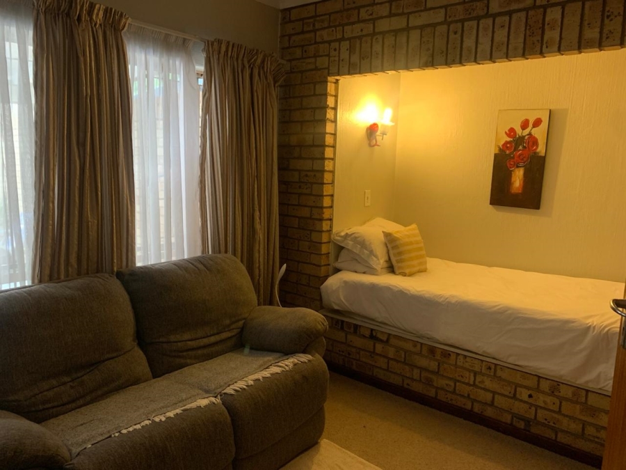 To Let 2 Bedroom Property for Rent in Sandhurst Gauteng