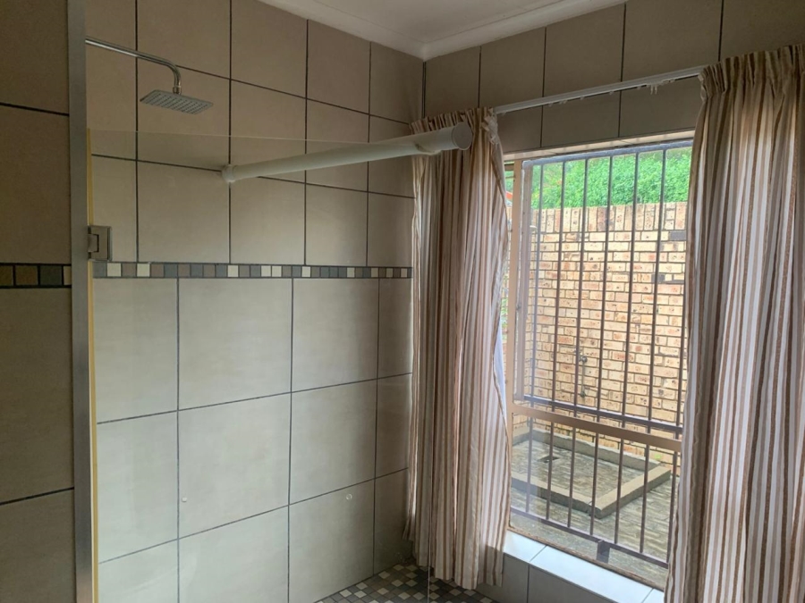 To Let 2 Bedroom Property for Rent in Sandhurst Gauteng