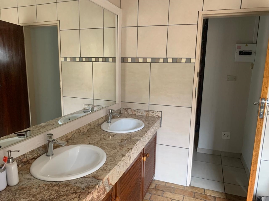To Let 2 Bedroom Property for Rent in Sandhurst Gauteng