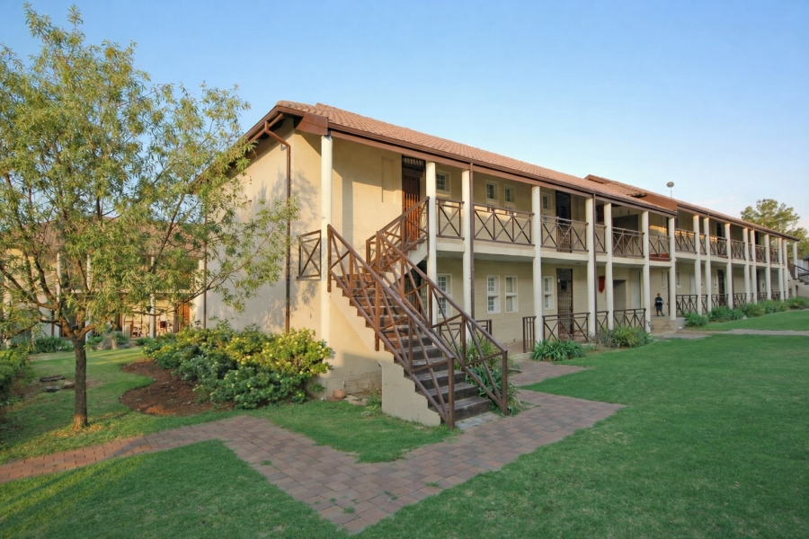 To Let 2 Bedroom Property for Rent in Moffat View Gauteng