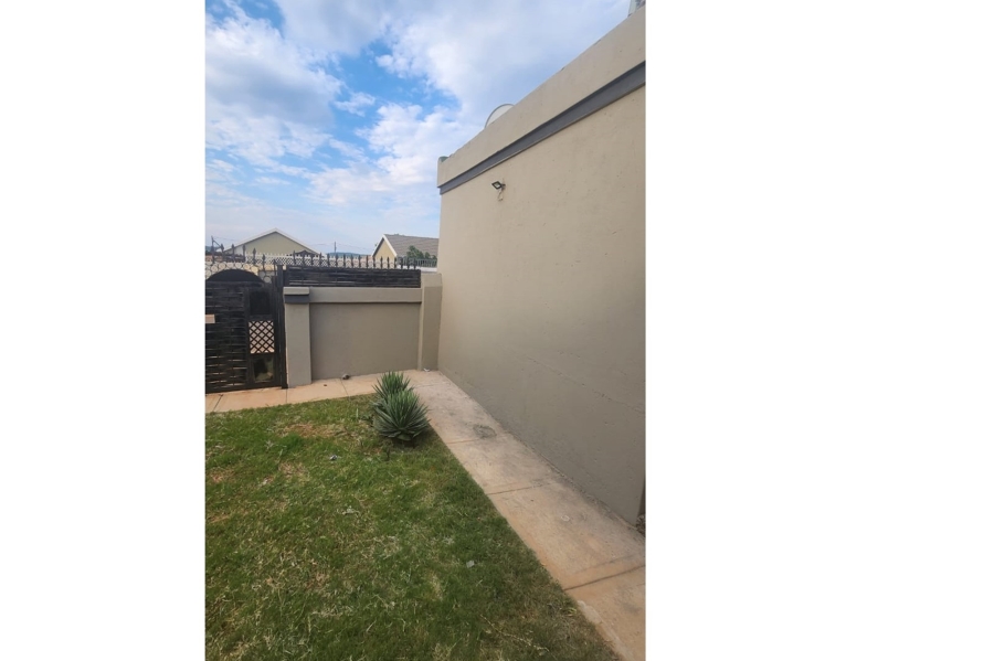 To Let 2 Bedroom Property for Rent in Mahube Valley Gauteng