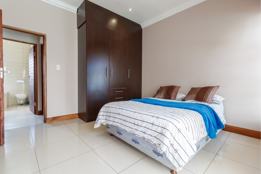 5 Bedroom Property for Sale in Copperleaf Estate Gauteng