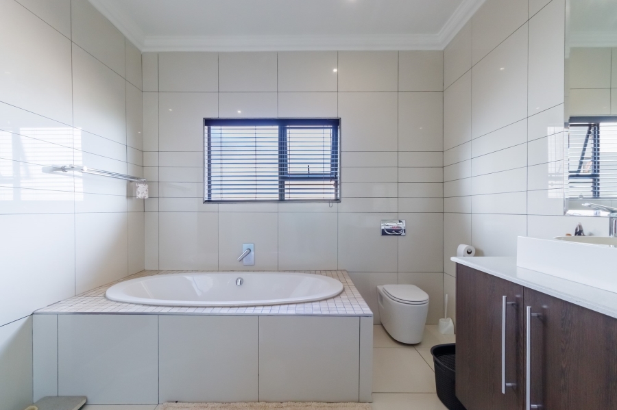 5 Bedroom Property for Sale in Copperleaf Estate Gauteng