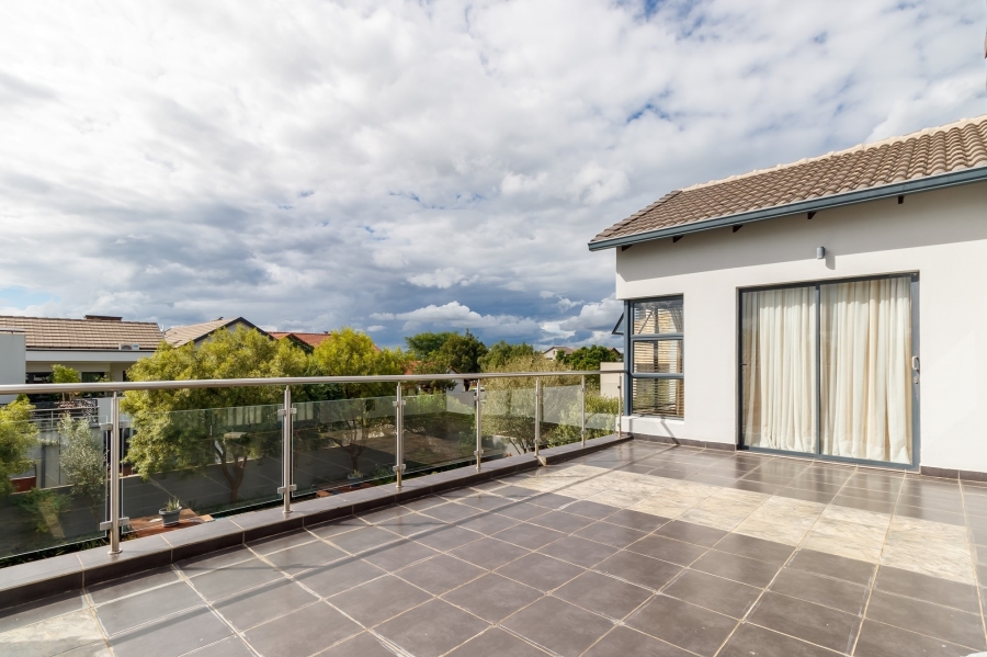 5 Bedroom Property for Sale in Copperleaf Estate Gauteng