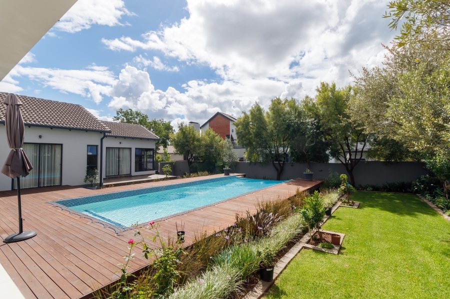 5 Bedroom Property for Sale in Copperleaf Estate Gauteng