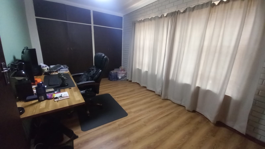4 Bedroom Property for Sale in Helderkruin Gauteng