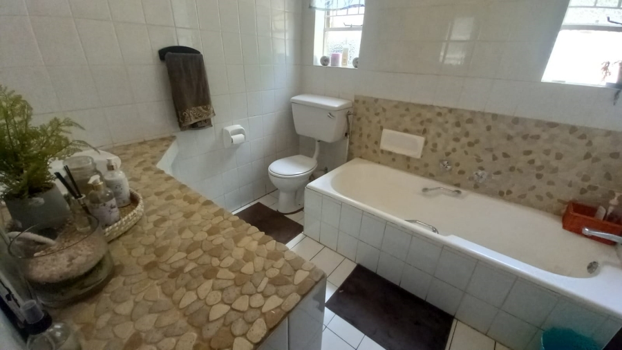 4 Bedroom Property for Sale in Helderkruin Gauteng