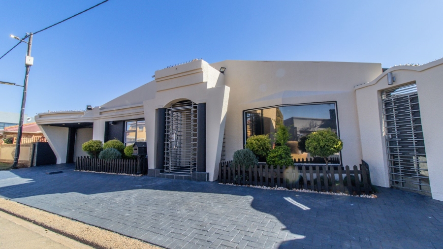 4 Bedroom Property for Sale in Lenasia Ext 5 Gauteng