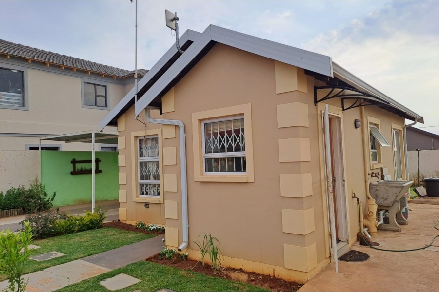 To Let 2 Bedroom Property for Rent in Toekomsrus Gauteng