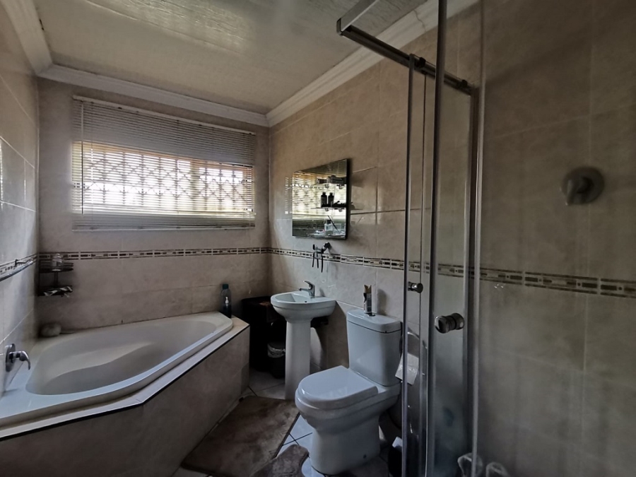 5 Bedroom Property for Sale in Ormonde Gauteng